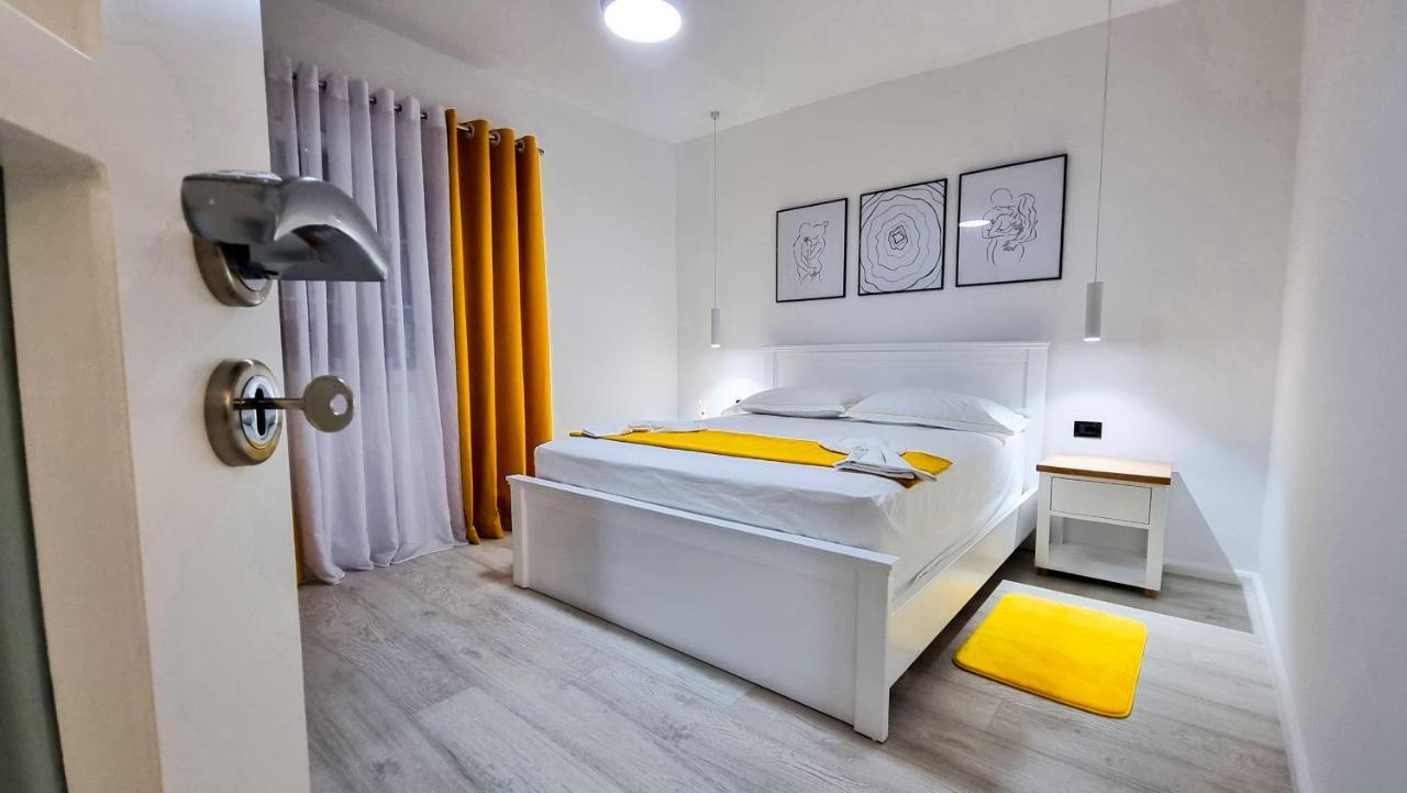 'The Yellow' Condo Берат Экстерьер фото