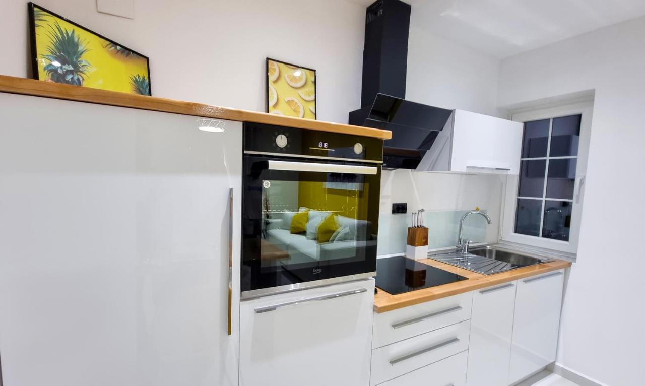 'The Yellow' Condo Берат Экстерьер фото